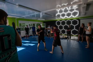 equipe-coachs-entrainement-collectif-sport-combat-boxe-thai-boxe-anglaise-jjb-mma-woc-factory-la-sarraz-vaud